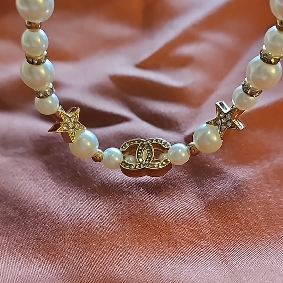 Elegant Pearl and Gold Necklace - Picture 7 of 9